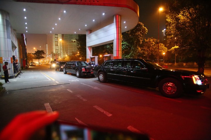 Xe Quái thú của ông Trump đổ xăng sau khi rời khách sạn Metropole-5