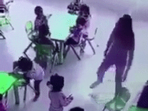 Clip cô giáo mầm non bất ngờ rút ghế khiến bé gái ngã ngửa gây phẫn nộ