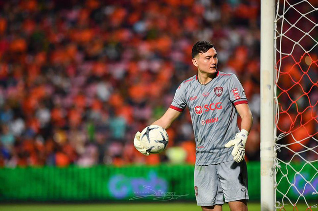 Mới sang Thái thi đấu hơn 1 tháng, Đặng Văn Lâm đã mua xe hơi tiền tỷ cho bố mẹ-3