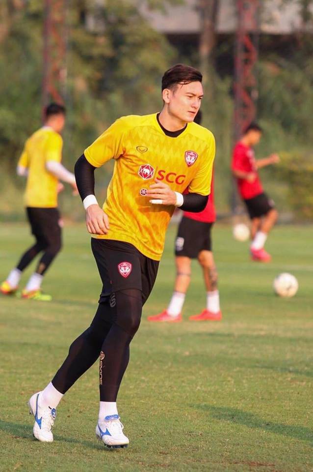 Mới sang Thái thi đấu hơn 1 tháng, Đặng Văn Lâm đã mua xe hơi tiền tỷ cho bố mẹ-4
