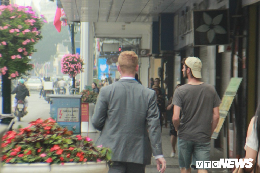 Đặc vụ Mỹ đi bộ cả cây số mua đồ ăn, khen cà phê Hà Nội ngon-2