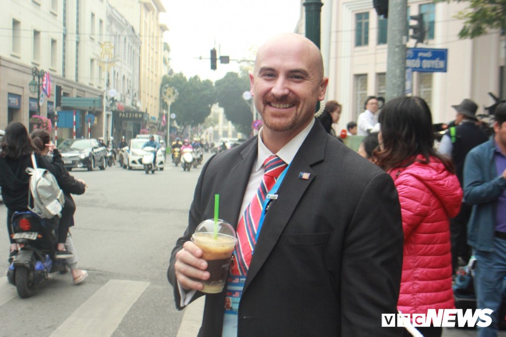 Đặc vụ Mỹ đi bộ cả cây số mua đồ ăn, khen cà phê Hà Nội ngon-3