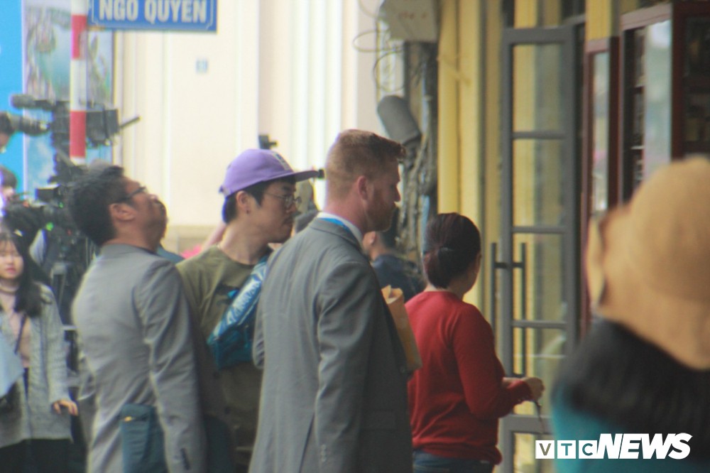 Đặc vụ Mỹ đi bộ cả cây số mua đồ ăn, khen cà phê Hà Nội ngon-4