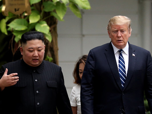 Tổng thống Trump lên Air Force One rời Nội Bài-26