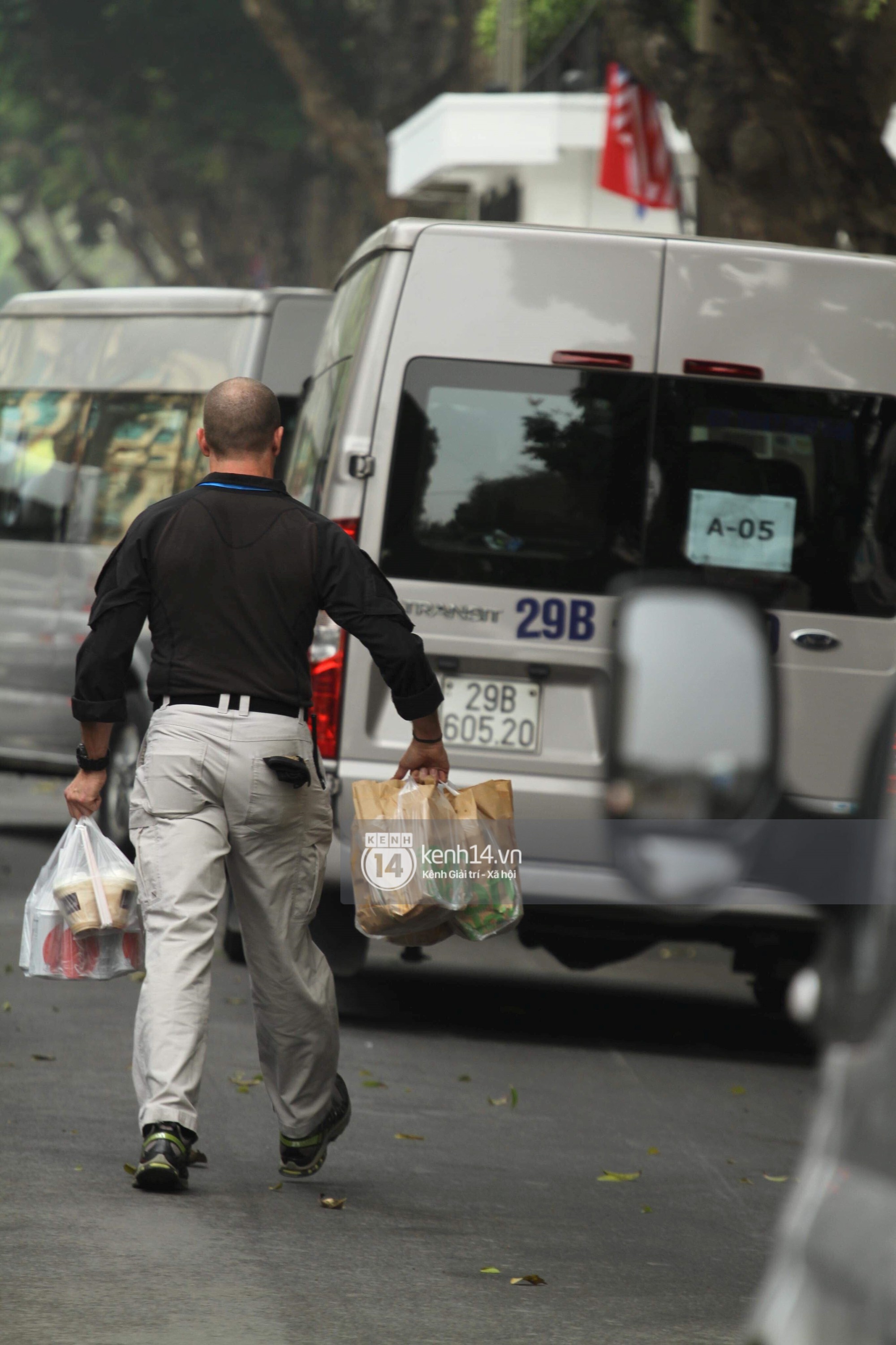 Mật vụ Mỹ tay xách nách mang đồ ăn nhanh, nước ngọt và cà phê... để các đồng nghiệp tranh thủ ăn trưa-1