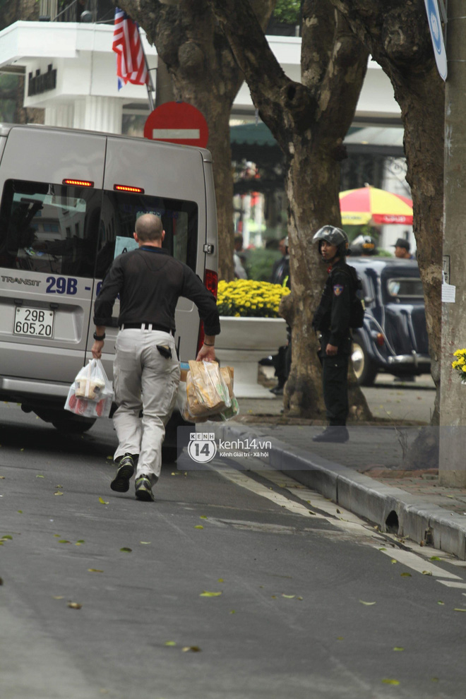Mật vụ Mỹ tay xách nách mang đồ ăn nhanh, nước ngọt và cà phê... để các đồng nghiệp tranh thủ ăn trưa-3
