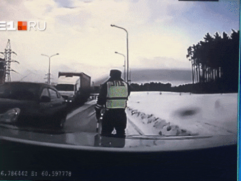 Xe tải drift vì mất lái, cảnh sát nhanh chân thoát nạn