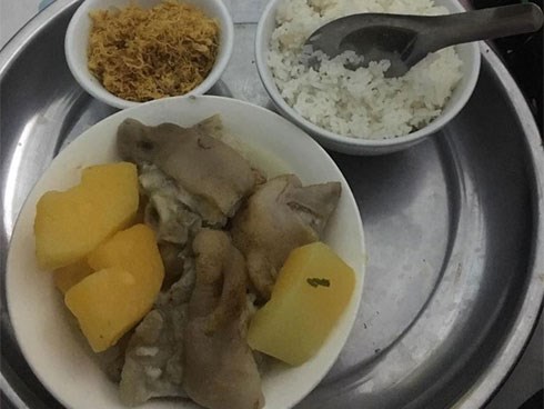 Than thở mẹ chồng nấu cơm cữ đầy ắp móng giò, nàng dâu bị 