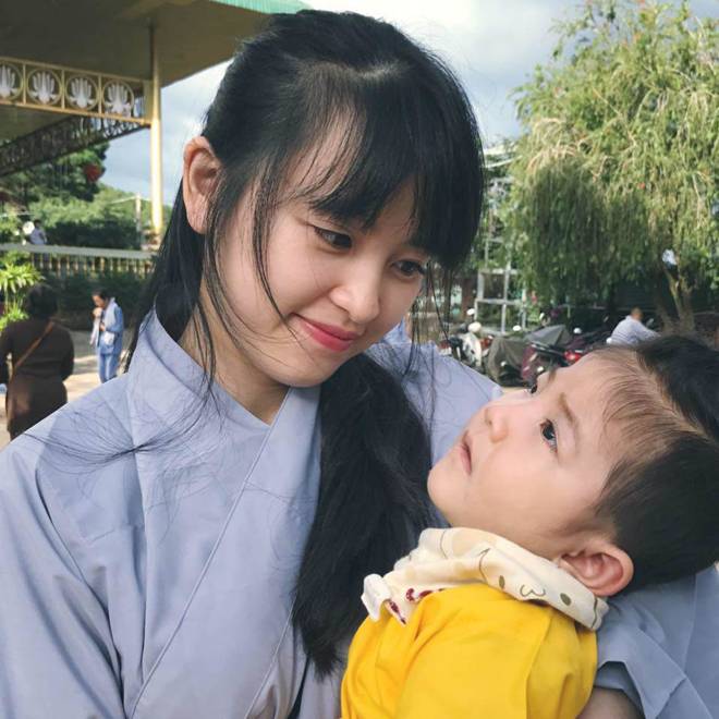 Hình ảnh mới nhất của bé gái Lào Cai bị suy dinh dưỡng: Cằm nhọn, cao lớn không nhận ra-4