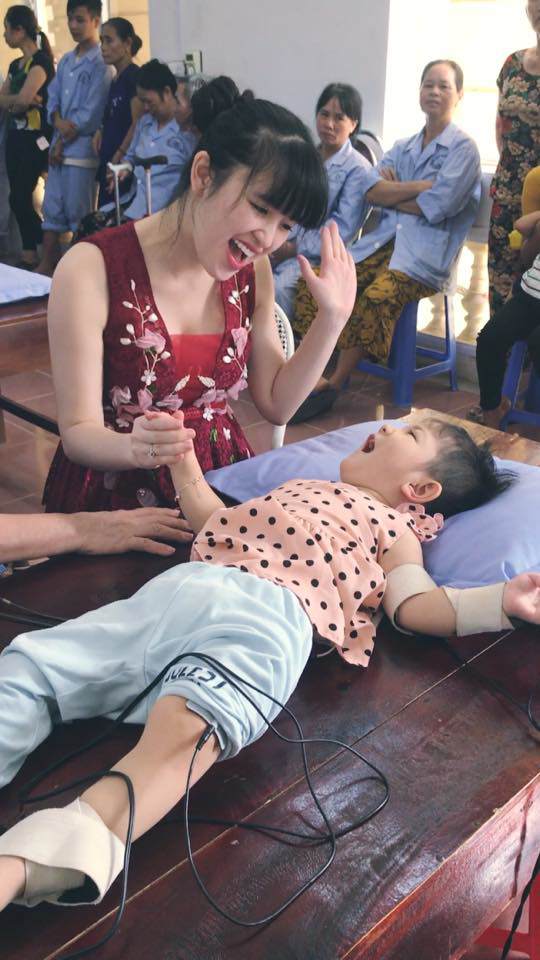 Hình ảnh mới nhất của bé gái Lào Cai bị suy dinh dưỡng: Cằm nhọn, cao lớn không nhận ra-5