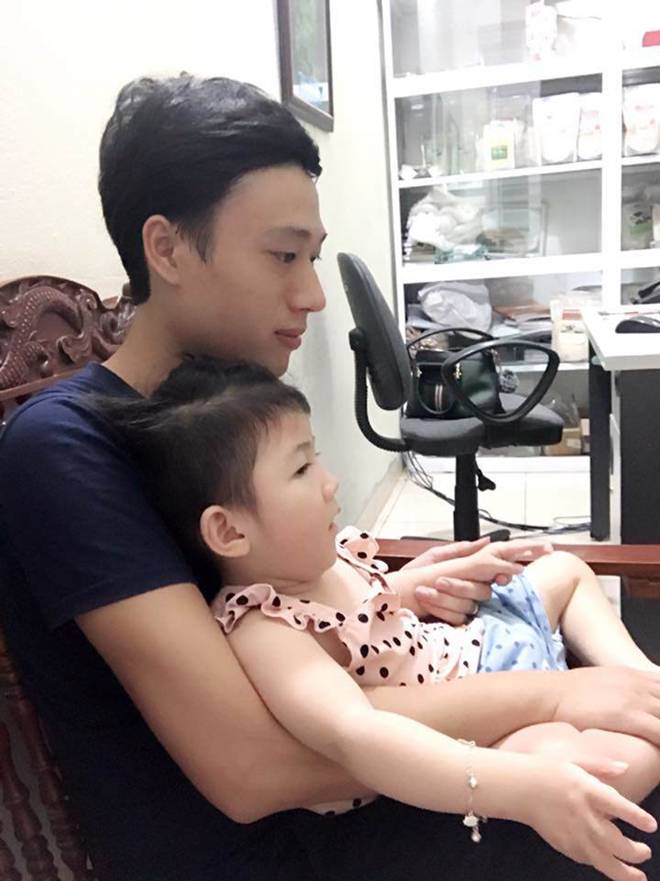 Hình ảnh mới nhất của bé gái Lào Cai bị suy dinh dưỡng: Cằm nhọn, cao lớn không nhận ra-7