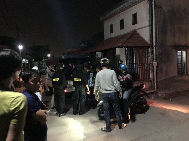 Bị hàng xóm đuổi chém trong đêm, chồng cố gắng đỡ dao cho vợ bầu và con nhỏ dẫn đến bị thương-1