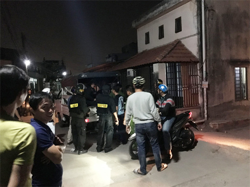 Bố mẹ ôm chầm lấy con trai khóc nức nở sau 40 năm bặt vô âm tín-6