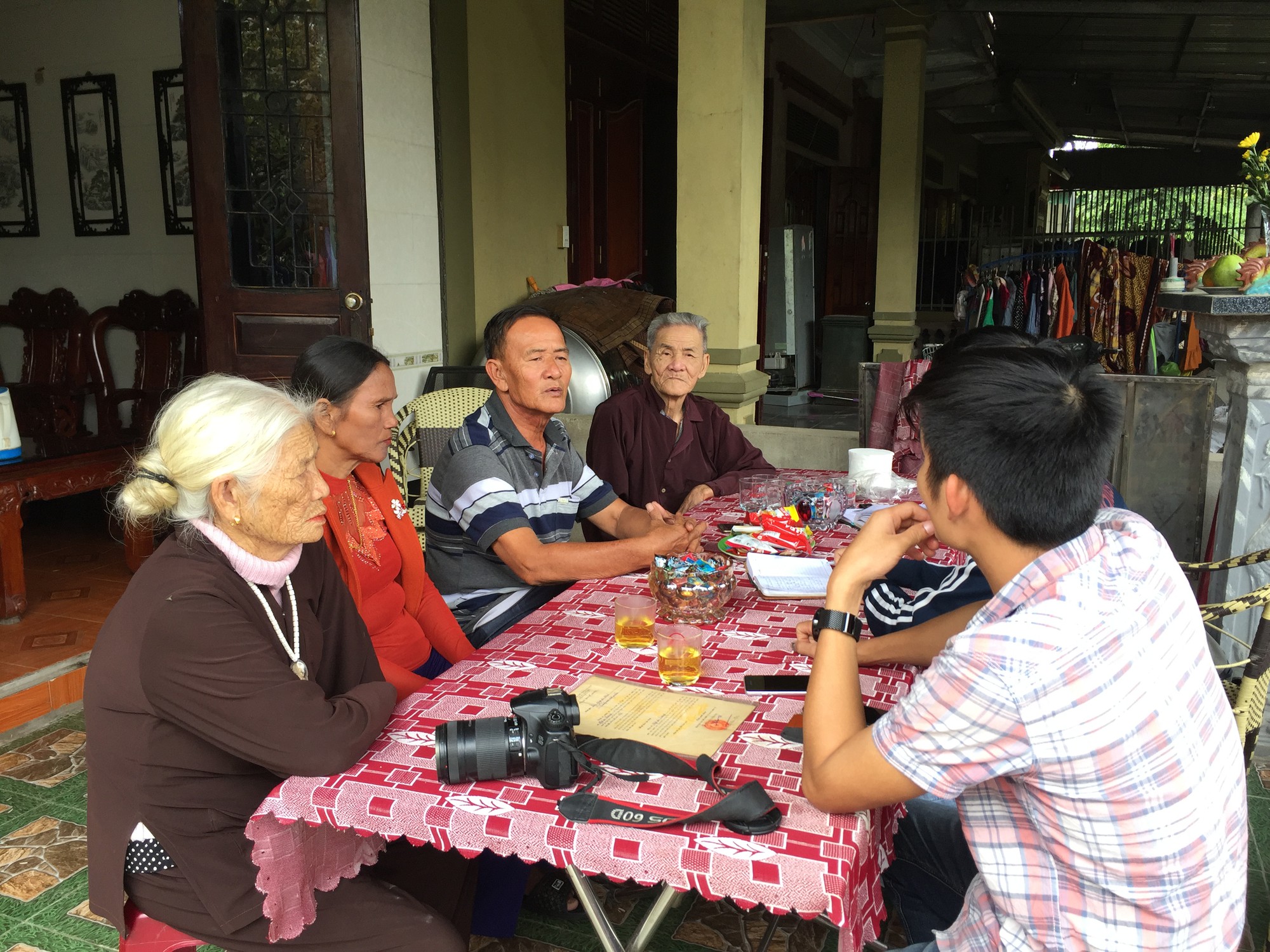 Bố mẹ ôm chầm lấy con trai khóc nức nở sau 40 năm bặt vô âm tín-1