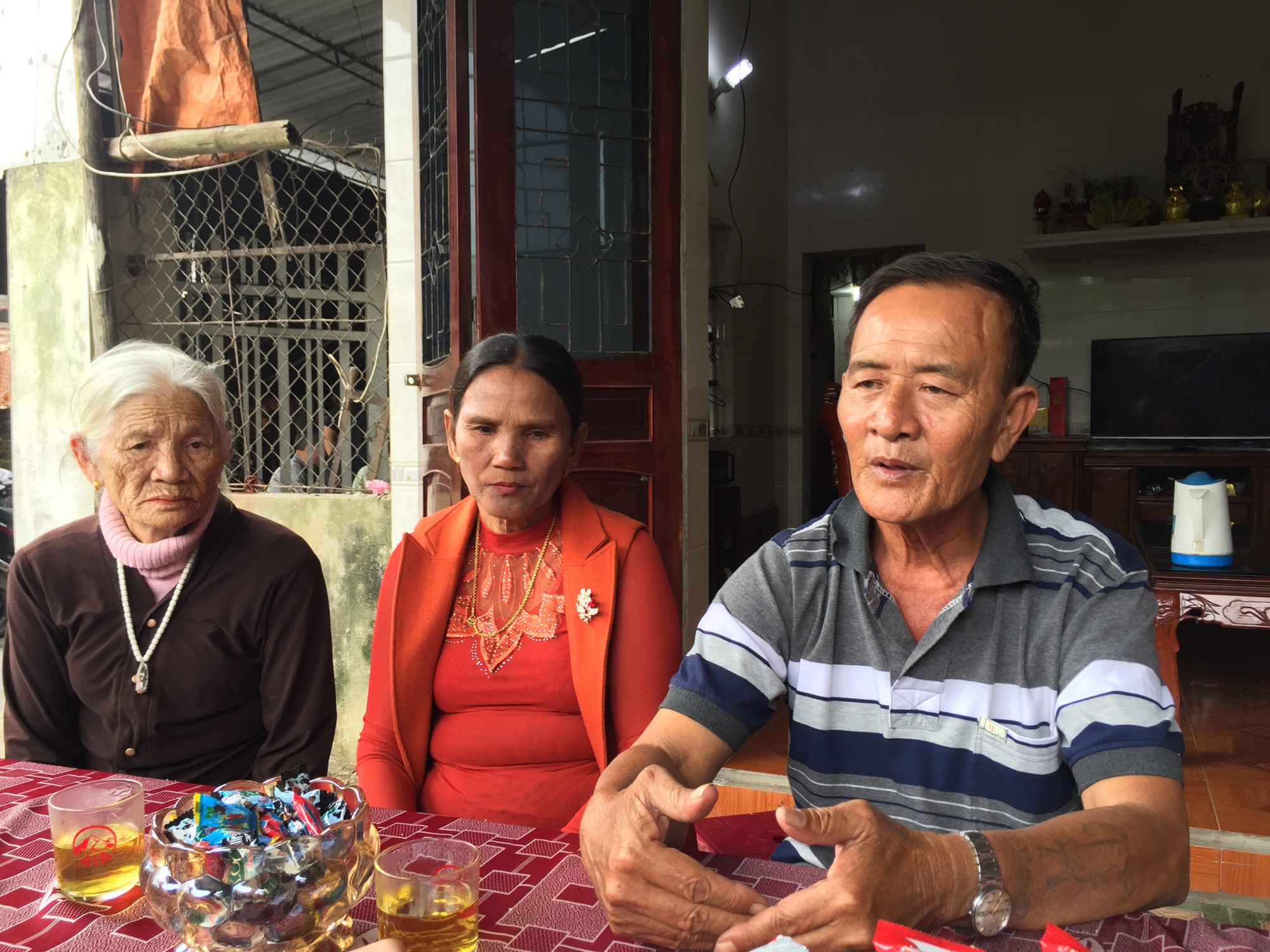 Bố mẹ ôm chầm lấy con trai khóc nức nở sau 40 năm bặt vô âm tín-2