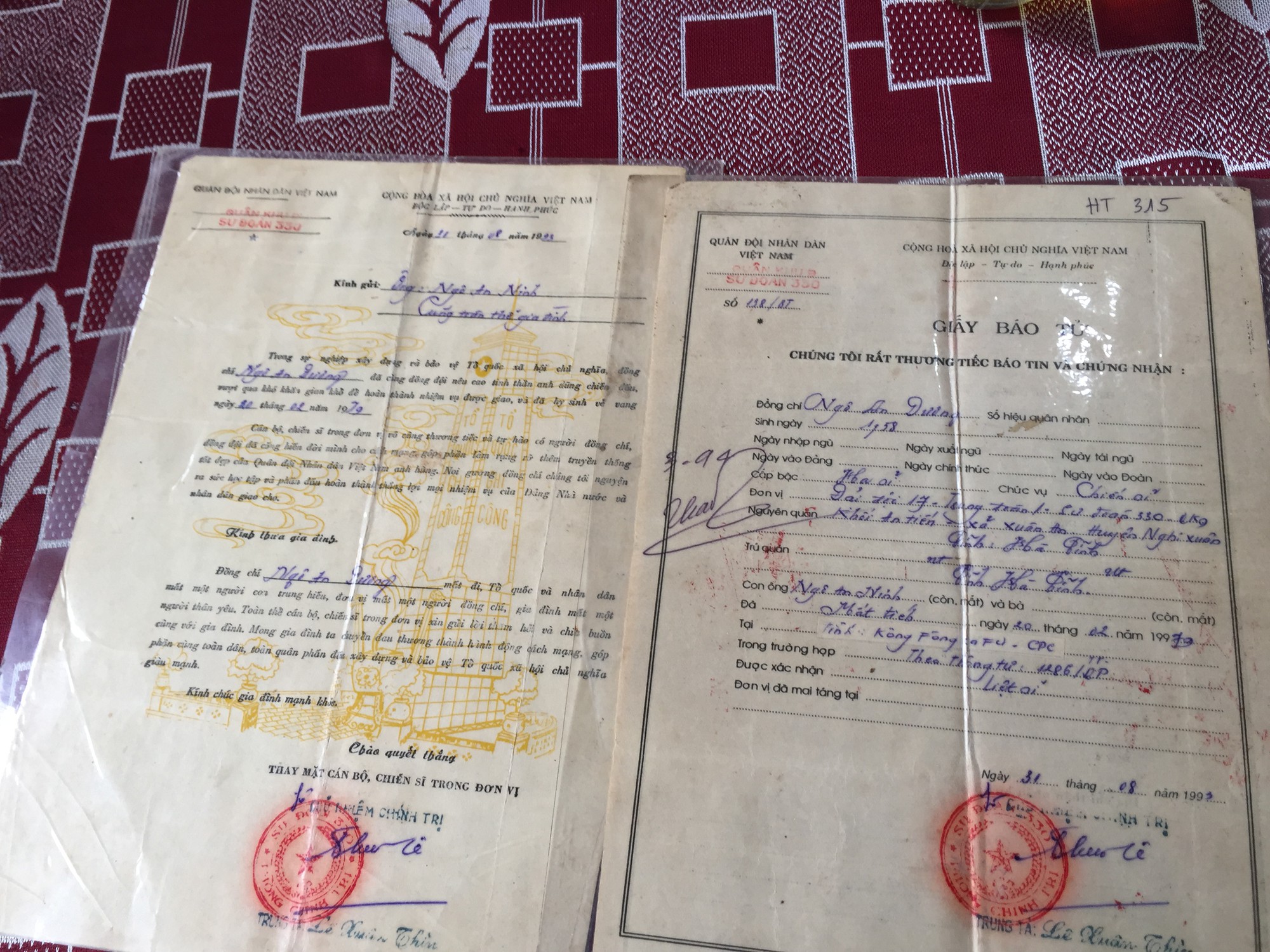 Bố mẹ ôm chầm lấy con trai khóc nức nở sau 40 năm bặt vô âm tín-3