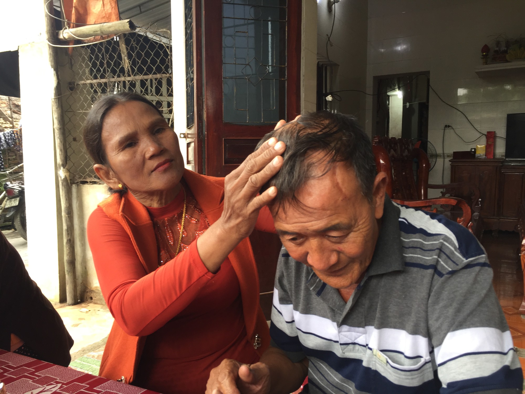 Bố mẹ ôm chầm lấy con trai khóc nức nở sau 40 năm bặt vô âm tín-4