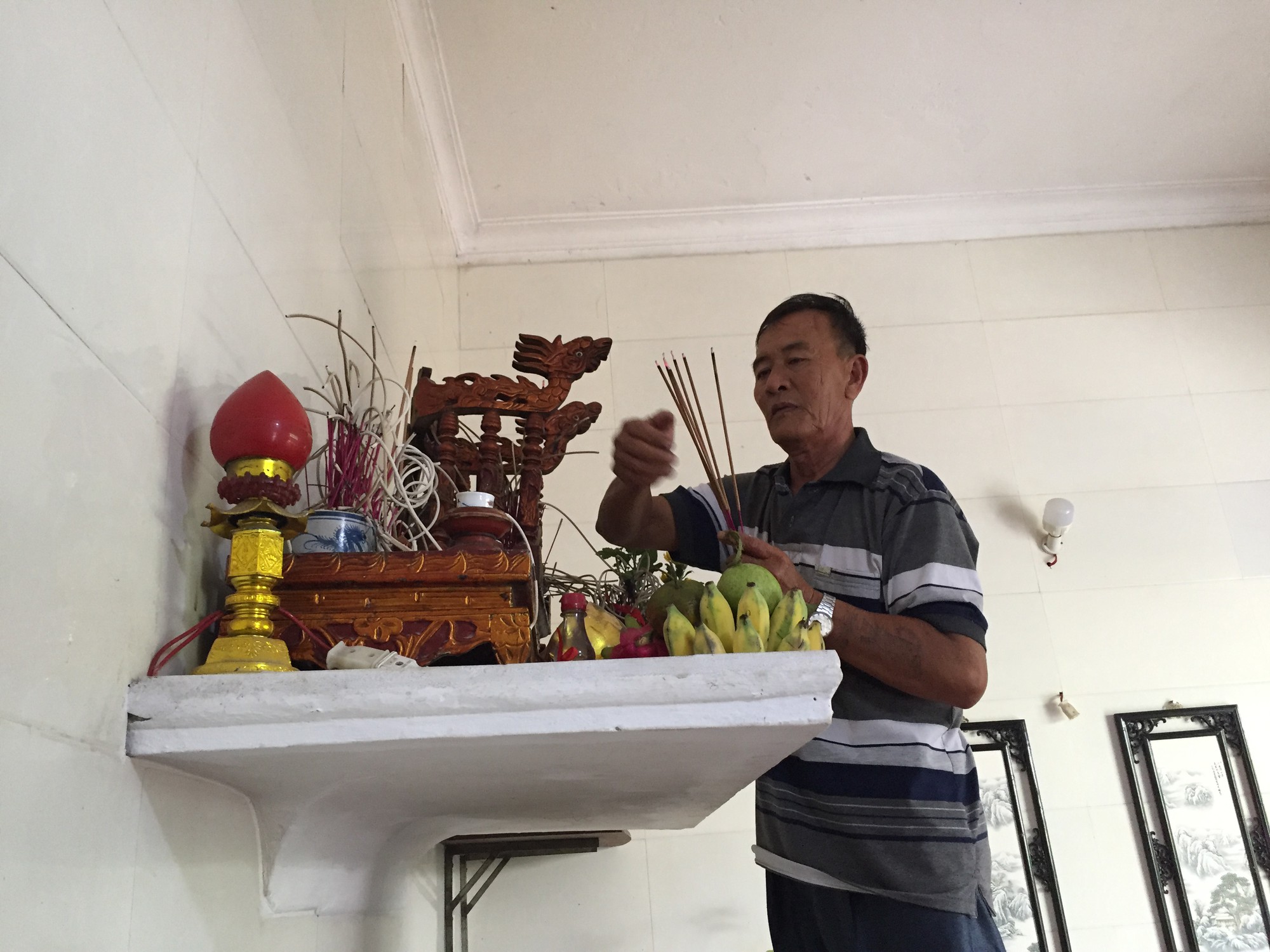 Bố mẹ ôm chầm lấy con trai khóc nức nở sau 40 năm bặt vô âm tín-5