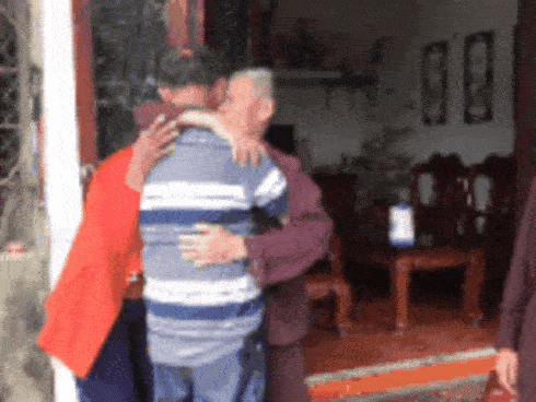 Bố mẹ ôm chầm lấy con trai khóc nức nở sau 40 năm 'bặt vô âm tín'