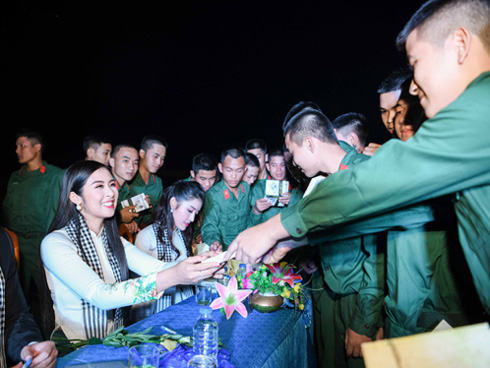 Á hậu Huyền My chơi lớn, mua xe hơn 6 tỷ mừng năm tuổi-10