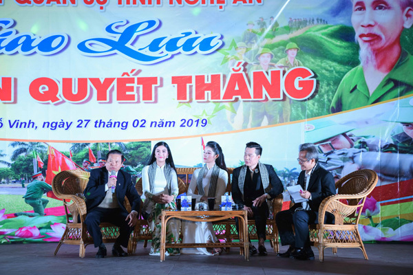 Ngọc Hân, Huyền My giao lưu, tặng sách chiến sĩ Nghệ An-1