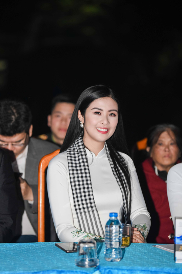 Ngọc Hân, Huyền My giao lưu, tặng sách chiến sĩ Nghệ An-2