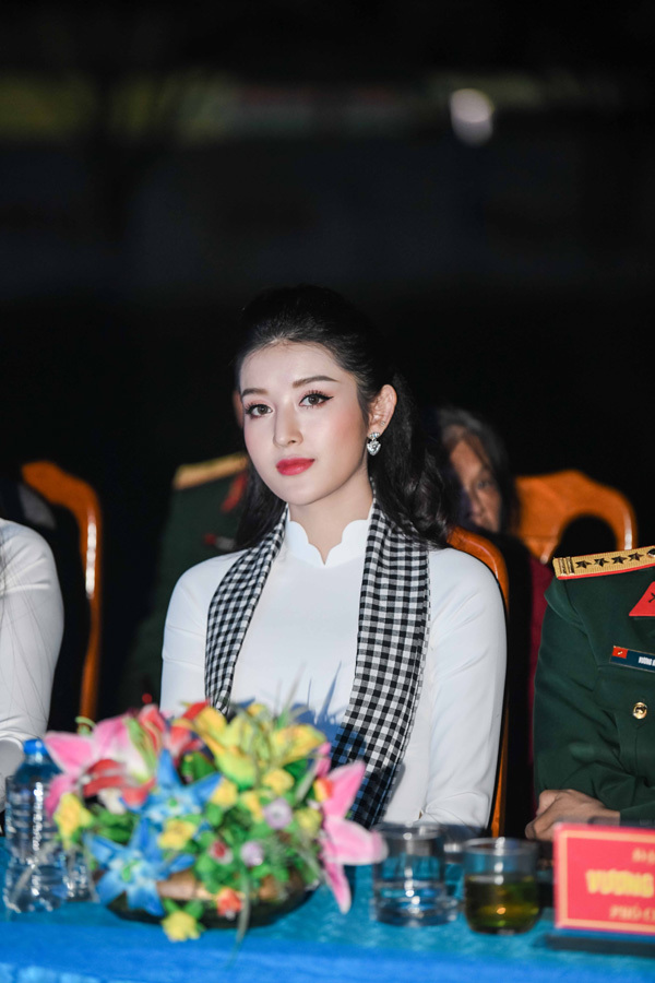 Ngọc Hân, Huyền My giao lưu, tặng sách chiến sĩ Nghệ An-3
