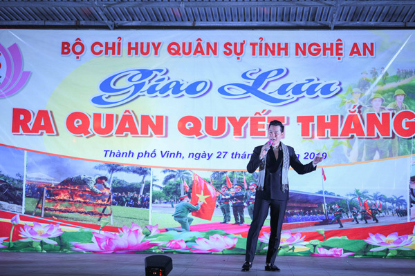 Ngọc Hân, Huyền My giao lưu, tặng sách chiến sĩ Nghệ An-4