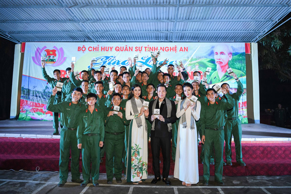Ngọc Hân, Huyền My giao lưu, tặng sách chiến sĩ Nghệ An-5