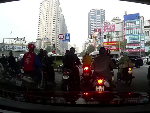 Tên cướp giật đồ, cô gái ngã xuống đường chấn thương nặng-1