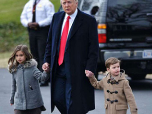 Cậu út” nhà Tổng thống Donald Trump: Vẻ ngoài sáng láng như tài tử, gu thời trang chỉn chu lịch lãm ngay từ khi còn nhỏ xíu-18