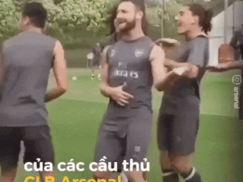 Những trò đùa 'lầy lội' của các siêu sao Arsenal