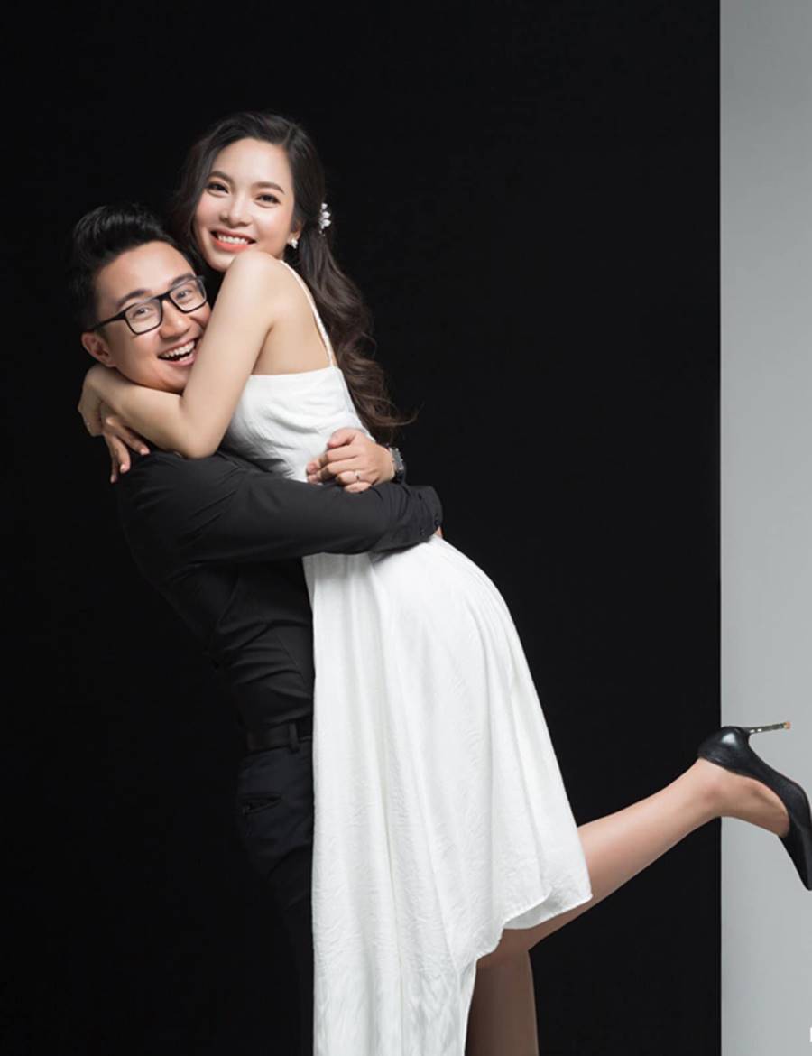 MC Cà phê sáng Dương Sơn Lâm tung ảnh cưới ngọt ngào với vợ 9X-1