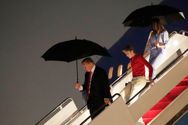 Cậu út” nhà Tổng thống Donald Trump: Vẻ ngoài sáng láng như tài tử, gu thời trang chỉn chu lịch lãm ngay từ khi còn nhỏ xíu-14