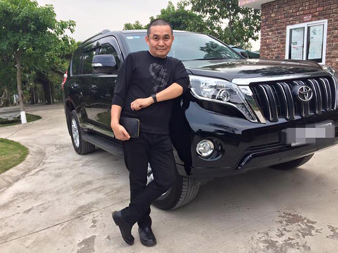 Nhà toàn nội thất cổ kính, nhưng Xuân Hinh là tay chơi hàng hiệu khét tiếng-2