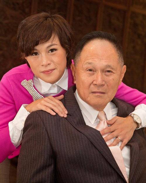 Con gái tài phiệt Hồng Kông: 20.000 chàng cầu hôn bằng ảnh nóng không lay động nàng kém sắc-1
