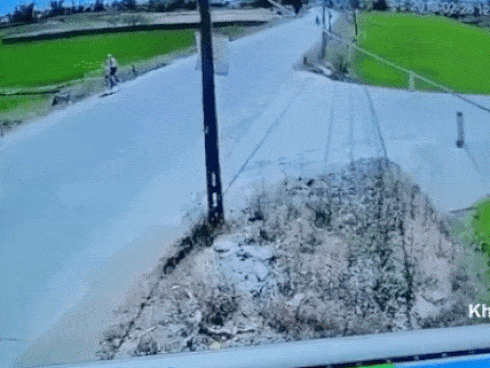 Cú đâm kinh hoàng ở góc trái camera an ninh khiến người xem phẫn nộ-1