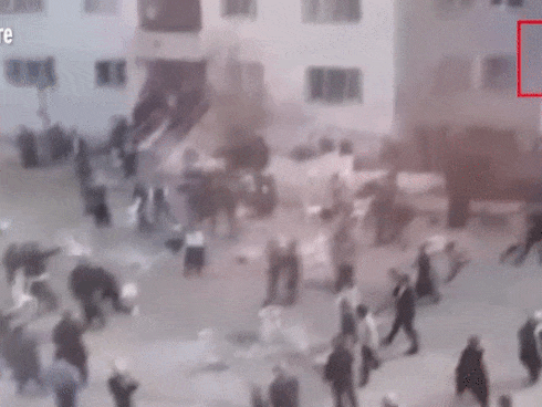 Bị cô dâu trêu chọc lúc ăn cơm, chú rể Ấn Độ lật cả bàn tiệc-1