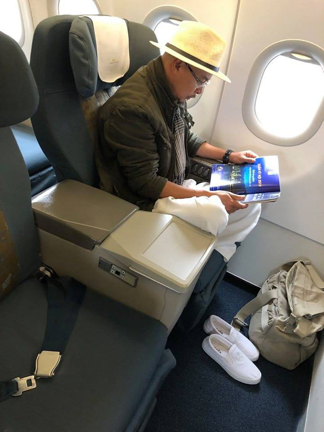 MXH xôn xao hình ảnh ông Đặng Lê Nguyên Vũ ngồi lặng lẽ trên máy bay, đôi giày trắng quen thuộc mới gây bất ngờ-1