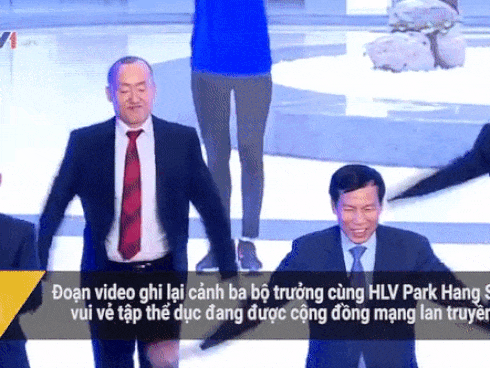 Cộng đồng mạng sốt xình xịch với clip thầy Park tập thể dục cùng loạt Bộ trưởng của Việt Nam