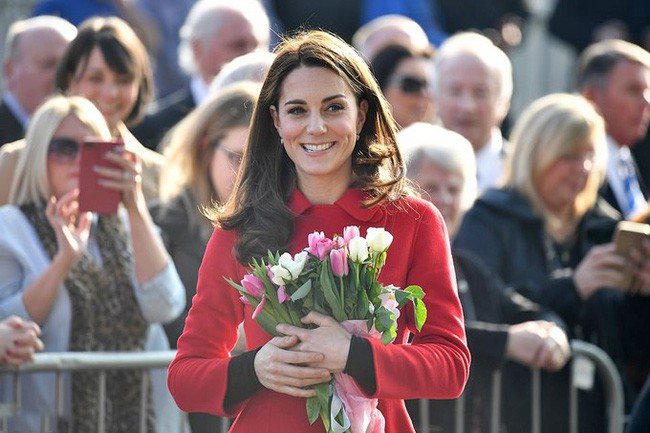 Công nương Kate gây bất ngờ khi trổ tài đá bóng điêu luyện, kết hợp ăn ý với chồng trong chuyến công du khiến người dùng mạng phát sốt-1