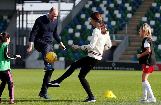 Công nương Kate gây bất ngờ khi trổ tài đá bóng điêu luyện, kết hợp ăn ý với chồng trong chuyến công du khiến người dùng mạng phát sốt-2