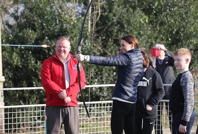 Công nương Kate gây bất ngờ khi trổ tài đá bóng điêu luyện, kết hợp ăn ý với chồng trong chuyến công du khiến người dùng mạng phát sốt-3
