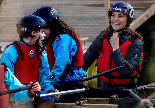 Công nương Kate gây bất ngờ khi trổ tài đá bóng điêu luyện, kết hợp ăn ý với chồng trong chuyến công du khiến người dùng mạng phát sốt-4