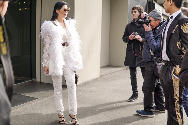 Mẹ chồng Hà Tăng khuynh đảo với loạt đồ hiệu xa xỉ, cậu út Hiếu Nguyễn khiến dân tình bấn loạn về vẻ ngoài bảnh bao-5