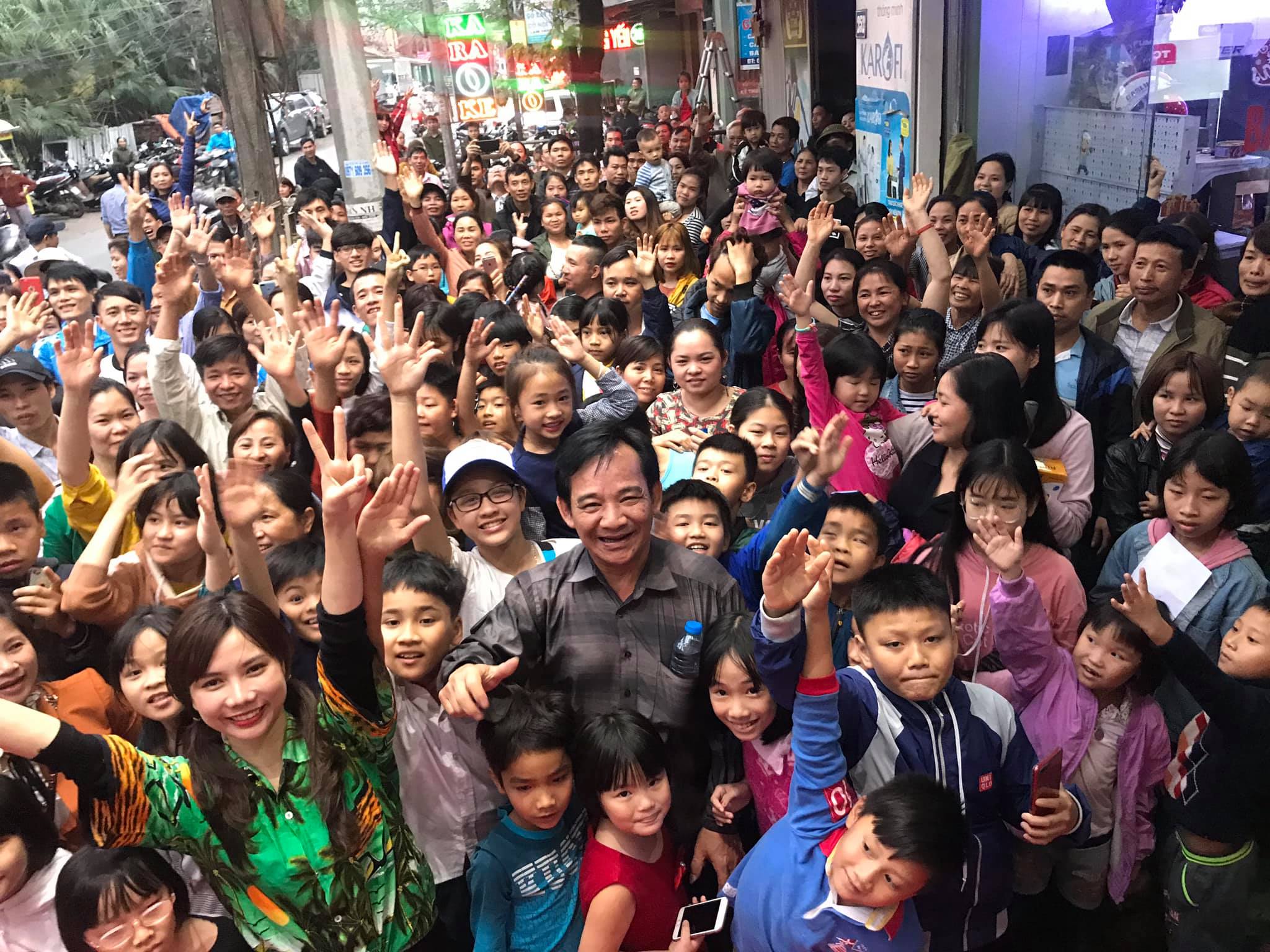 3 vạn dân Hải Phòng kéo tới xem, công an áp tải Quang Tèo đi bộ cả cây số-4