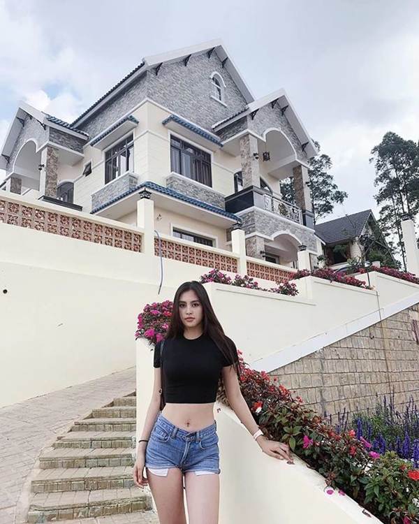 Hoa hậu Tiểu Vy khoe eo thon, dáng nuột khiến fan không ngừng xuýt xoa-1