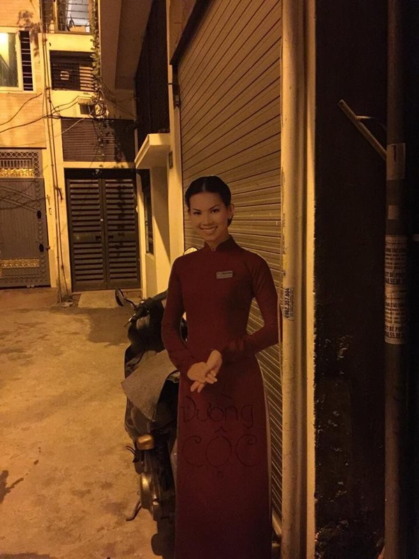 Đi ăn đêm về, cô gái đứng hình khi trông thấy bàn tay khổng lồ xuất hiện trước cửa tiệm-4