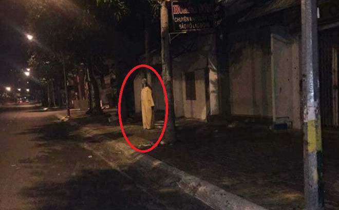 Đi ăn đêm về, cô gái đứng hình khi trông thấy bàn tay khổng lồ xuất hiện trước cửa tiệm-5