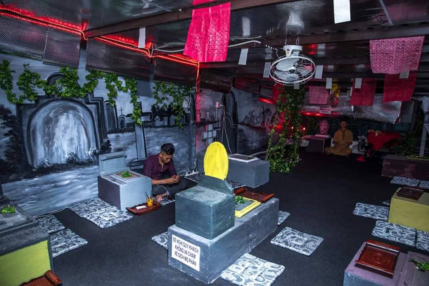 Rợn người với không gian cà phê phong cách âm phủ tại TP.HCM-1